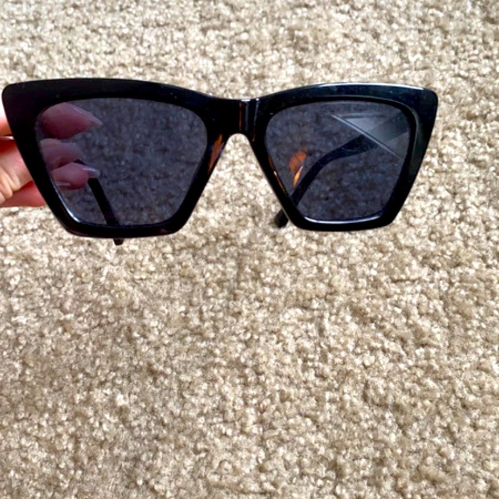 Black sun glasses cat eye